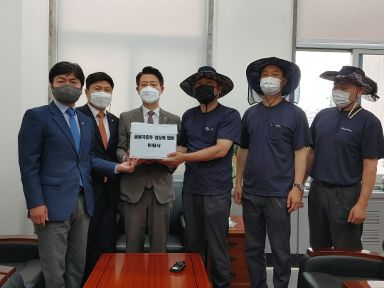 김현정(왼쪽부터) 더불어민주당 평택을 지역위원장, 홍기원 국회의원(경기 평택시갑), 김영호 당대표비서실장, 정일권 노조 위원장 등이 20일 국회 더불어민주당 당대표비서실에서 탄원서를 전달하고 있다.<쌍용차 노조 제공>